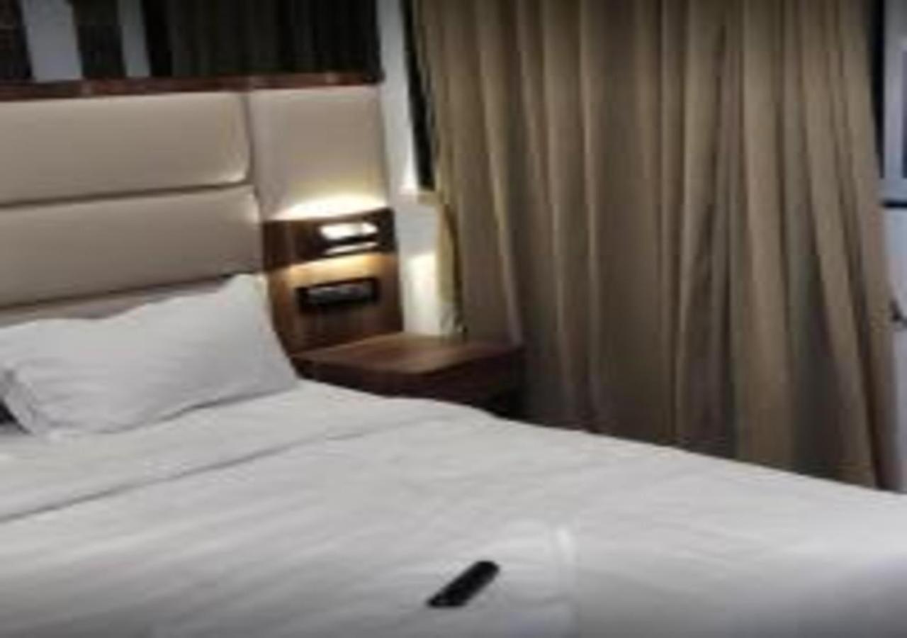Hotel Meriton Mumbai International Airport T-2 Ngoại thất bức ảnh